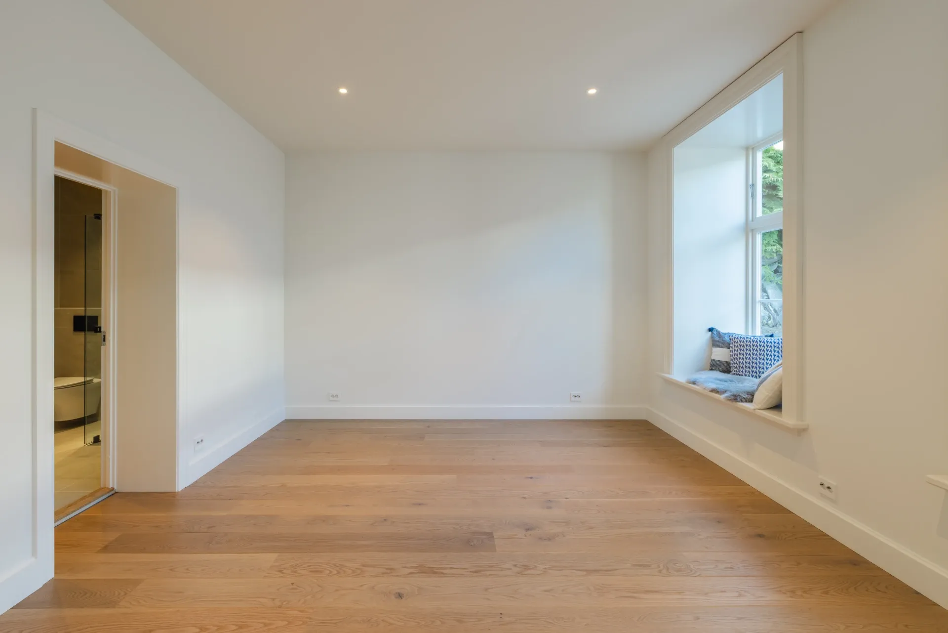 Et bilde fra innsiden i et tomt soverom, til bruk som sammenligning ved digital styling